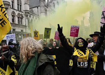 İngiltere’de vatandaşlar polise yetki verilmesine karşı ayaklandı