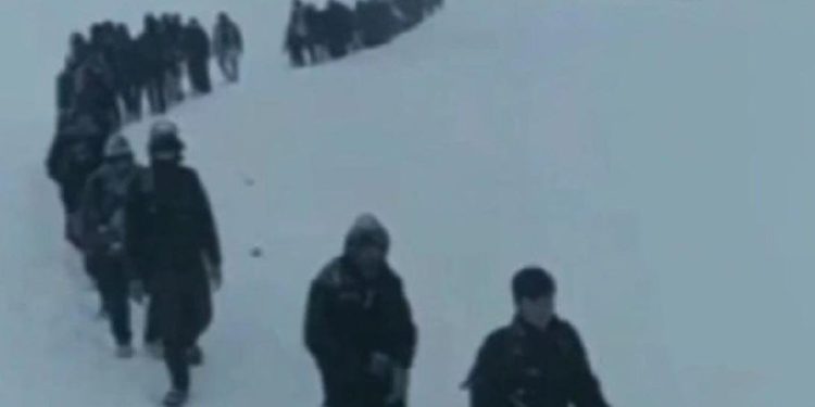 İran sınırında 2 donmuş cenazeye ulaşıldı