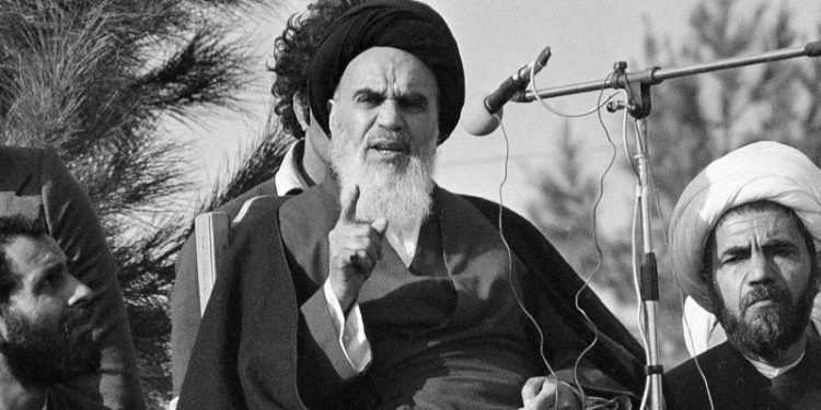 İran'da Ayetullah Humeyni'nin heykeli yıkıldı