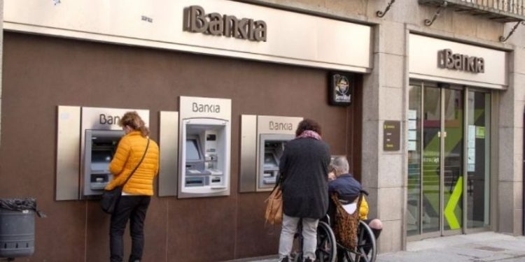 İspanya'da yaşlılar teknoloji ağırlıklı banka hizmetlerini protesto etti