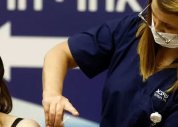 İsrail, Omicron vakalarındaki artışla 'sürü bağışıklığına ulaşabilir'