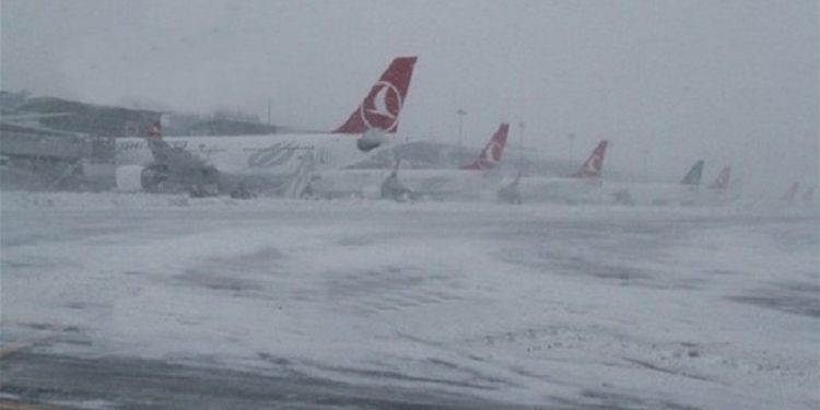 İstanbul Havalimanı'nda mahsur kalanlar anlattı: Otobüsün camını kırarak dışarı çıkabildik