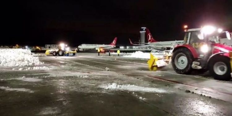 İstanbul Havalimanı'nda uçakların kalkışları da başladı