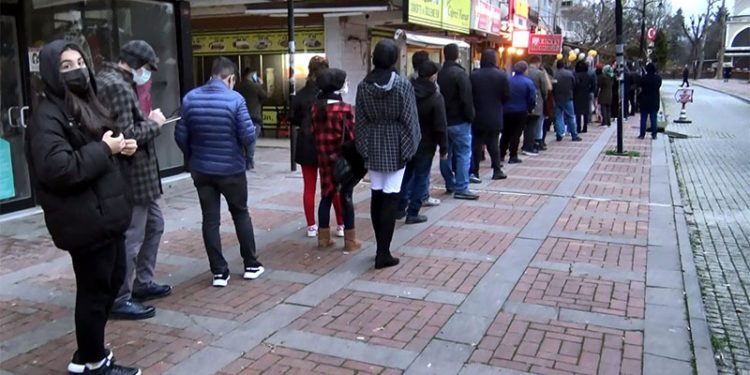 İstanbul'da nöbetçi eczane kuyruğu