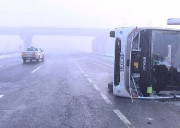 İstanbul'da polisleri taşıyan servis devrildi: 10 yaralı