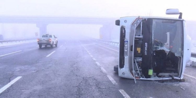 İstanbul'da polisleri taşıyan servis devrildi: 10 yaralı