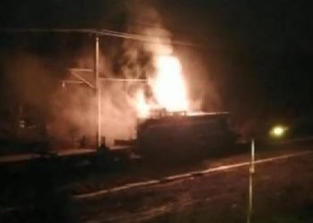 İstanbul'da yük treninde yangın: Alevler hattın elektrik tellerini kopardı