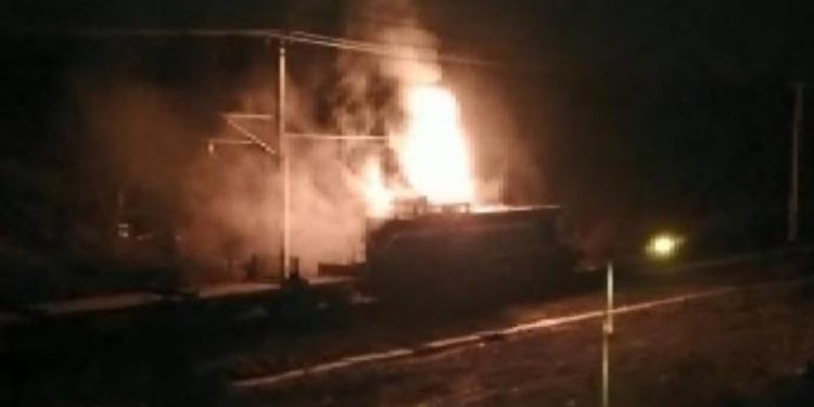 İstanbul'da yük treninde yangın: Alevler hattın elektrik tellerini kopardı