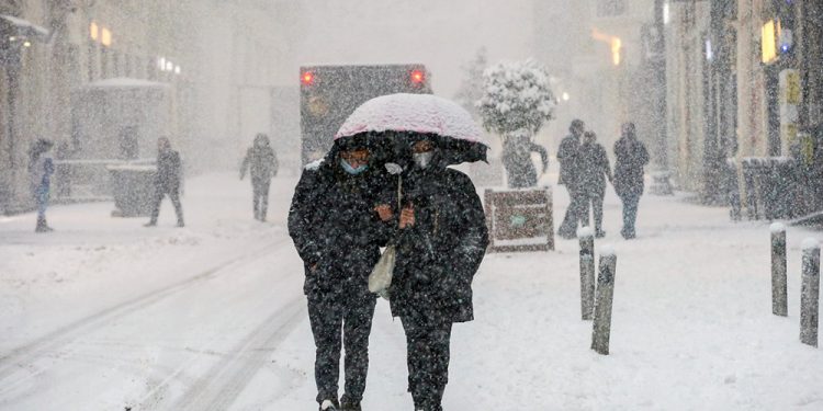 İstanbul’da kar tedbirleri; uçuşlar iptal, AVM’lere kısıtlama