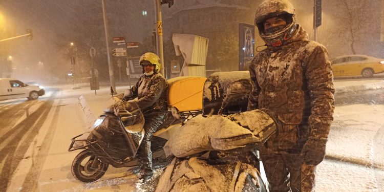 İstanbul’da kar yağışı nedeniyle kurye ve motosiklet yasağı