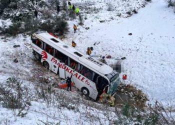 İstanbul&rsquo;da yolcu otob&uuml;s&uuml; şarampole yuvarlandı: &Uuml;&ccedil; kişi hayatını kaybetti