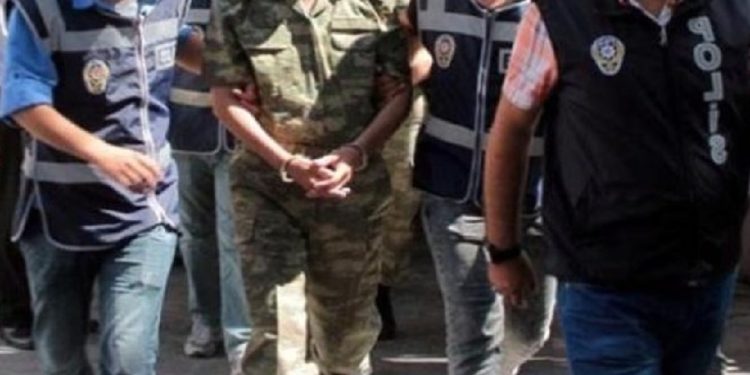 İzmir merkezli 40 ilde askerlere ‘ankesörlü telefon’ operasyonu: 185 gözaltı