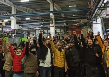 İşçiler kendilerini fabrikaya kapattı, polis baskınıyla 200’ü gözaltına alındı