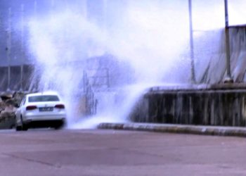 Şile'de dev dalga İETT otobüsünün camını kırdı