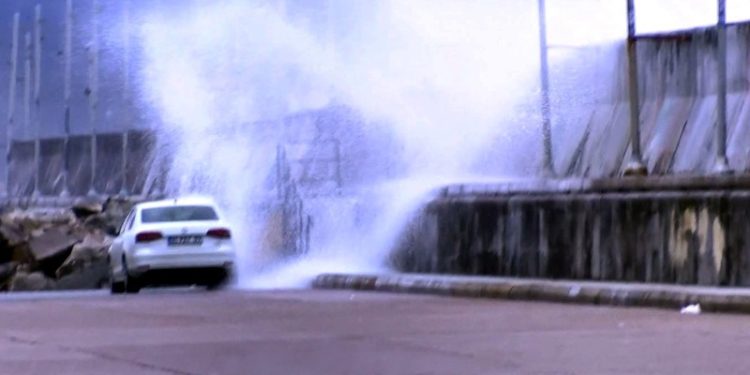 Şile'de dev dalga İETT otobüsünün camını kırdı