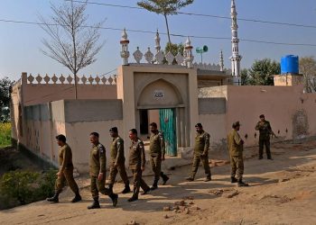 Pakistan’da camide Kuran yakmakla suçlanan bir kişi taşlanarak öldürüldü