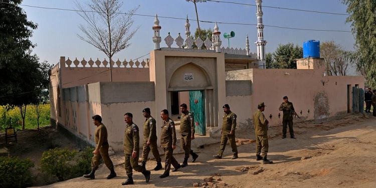 Pakistan’da camide Kuran yakmakla suçlanan bir kişi taşlanarak öldürüldü