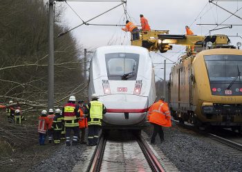 Almanya’da şiddetli fırtına yüzünden 7 eyalette uzun yol tren seferleri durduruldu
