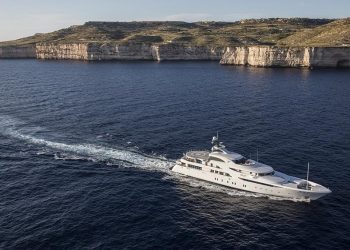 Putin’in lüks yatı Alman sularını terk etti