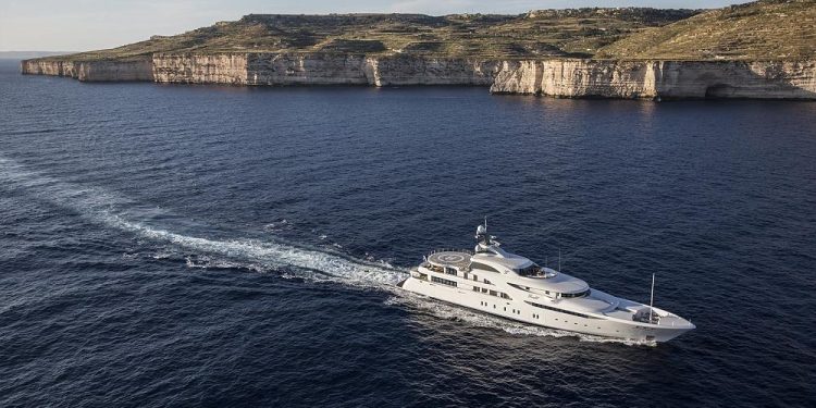 Putin’in lüks yatı Alman sularını terk etti