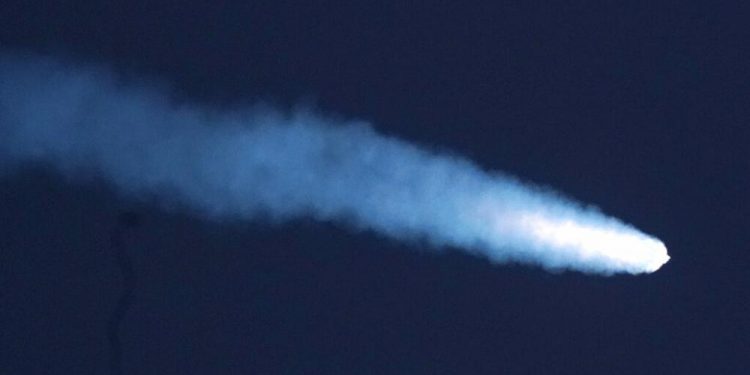 Jeomanyetik fırtınaya yakalanan 40 SpaceX uydusu yörüngeden düşerek yandı