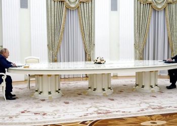 Ukrayna krizini görüşmek için bir araya gelen Putin ve Macron’un oturduğu masa gündem oldu