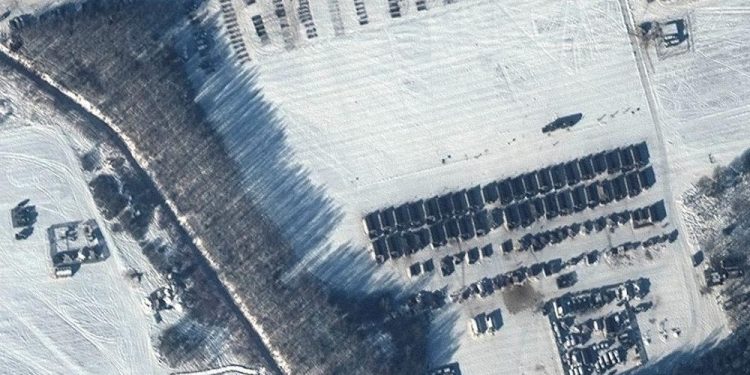 Rusya’nın Ukrayna sınırına yaptığı askeri yığınağı gösteren uydu görüntüleri yayımlandı