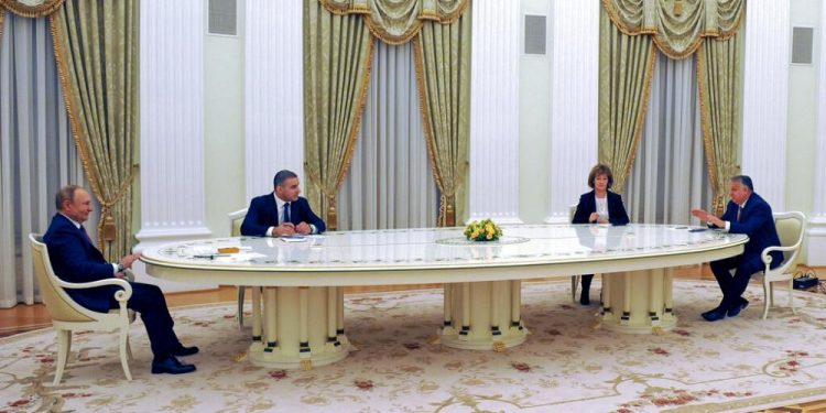 NATO ile Rusya arasında Ukrayna krizi sürerken, Orban’dan Putin’e ‘iş birliği’ mesajı