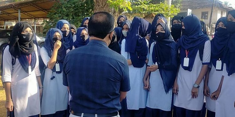 Hindistan’da okullarda başörtüsü yasağına tepkiler artıyor; mahkeme itirazı değerlendirecek