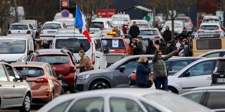 Covid-19 kısıtlamaları karşıtı ‘Özgürlük Konvoyu’ Fransa’ya sıçradı, binlerce araç Paris yolunda