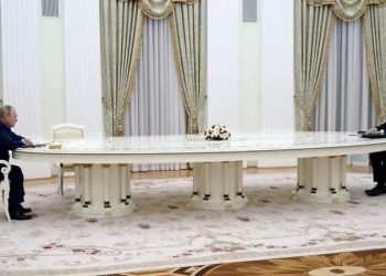 Reuters: "Macron, DNA’sının Rusya’nın eline geçmesini istemediği için uzun masaya oturdu"