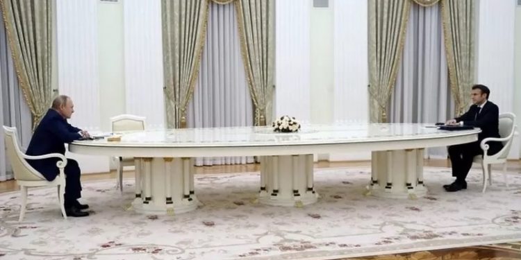 Reuters: "Macron, DNA’sının Rusya’nın eline geçmesini istemediği için uzun masaya oturdu"