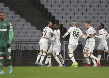 9 gollü unutulmaz maçta Fatih Karagümrük, Konyaspor'u devirip turladı