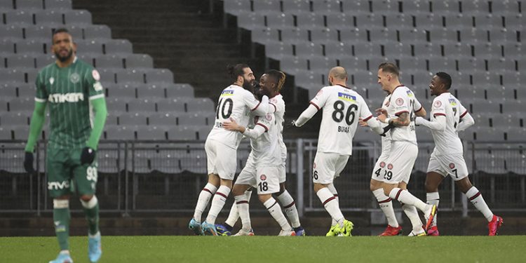 9 gollü unutulmaz maçta Fatih Karagümrük, Konyaspor'u devirip turladı