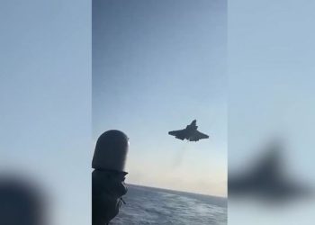 ABD, düşen F-35 uçağını denizden çıkarmaya çalışıyor