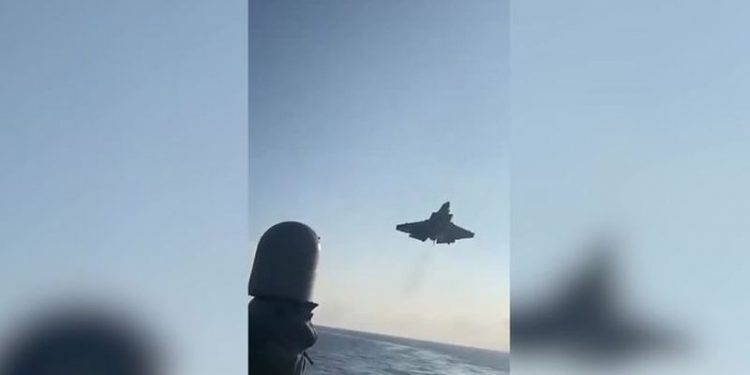 ABD, düşen F-35 uçağını denizden çıkarmaya çalışıyor