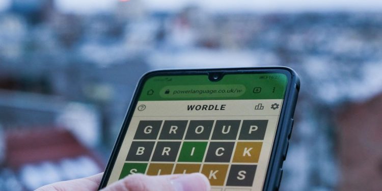 ABD'de 80 yaşındaki bir kadın günlük Wordle paylaşımını yapmayınca yakınları polisi aradı, rehin alındığı ortaya çıktı