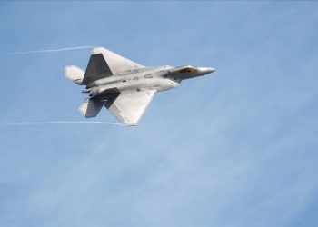 ABD'nin gönderdiği F-22 savaş uçakları BAE'ye ulaştı