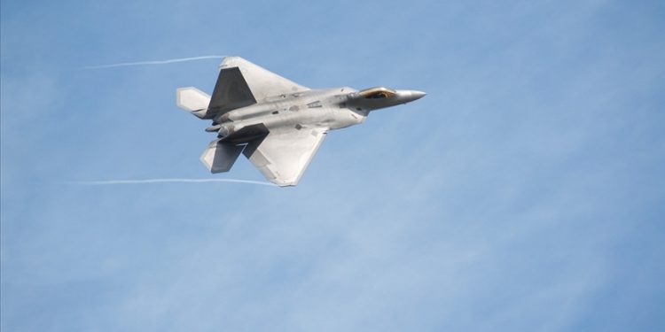ABD'nin gönderdiği F-22 savaş uçakları BAE'ye ulaştı