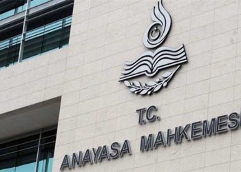 AYM, KHK'lılara uygulanan iki ibareyi iptal etti