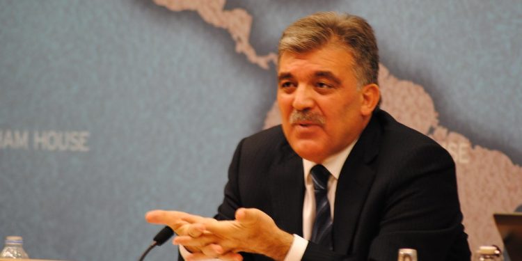 Abdullah Gül: Rusya’nın saldırısı Türkiye’ye örtülü tehdittir