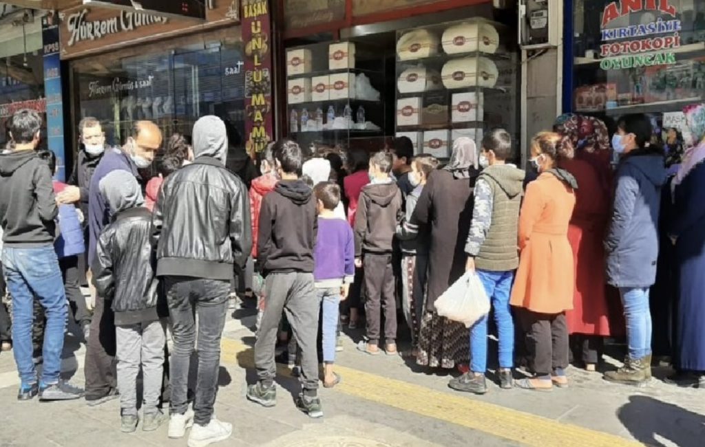 Adıyaman’da ‘askıda ekmek’ için kuyruk oluştu