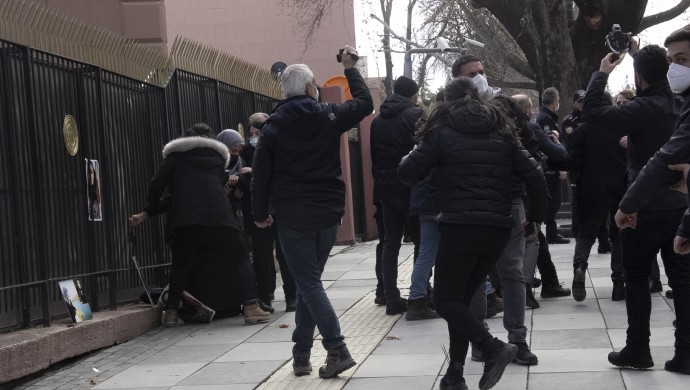 Adalet Bakanlığı önünde kızlarının akıbetini soran Doku ailesine polis müdahalesi