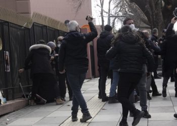 Adalet Bakanlığı önünde kızlarının akıbetini soran Doku ailesine polis müdahalesi