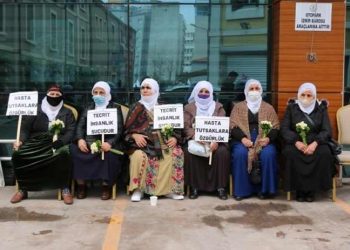 Adalet Nöbeti: Cezaevlerinden tabut çıkmasını istemiyoruz