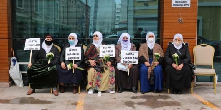 Adalet Nöbeti: Cezaevlerinden tabut çıkmasını istemiyoruz