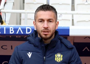 Adem Büyük, kendini oyuna aldı