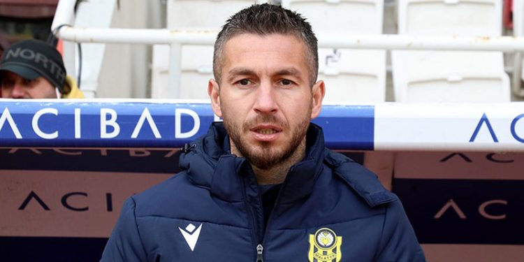 Adem Büyük, kendini oyuna aldı