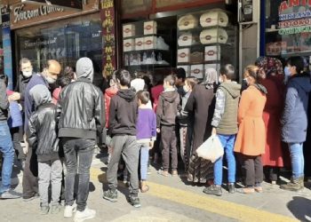 Adıyaman’da ‘askıda ekmek’ için kuyruk oluştu