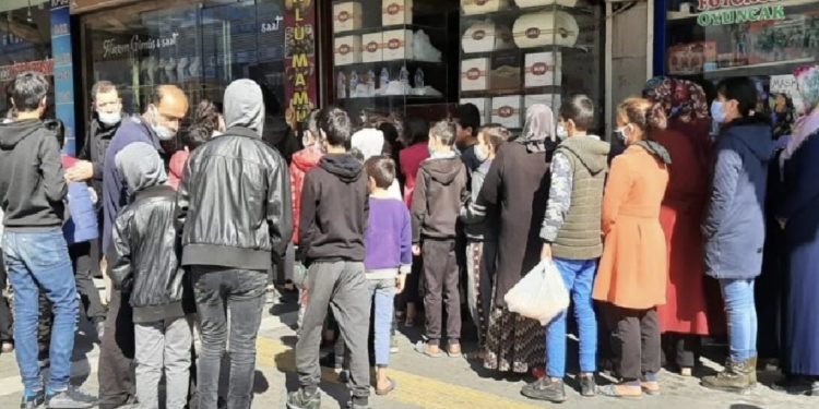 Adıyaman’da ‘askıda ekmek’ için kuyruk oluştu